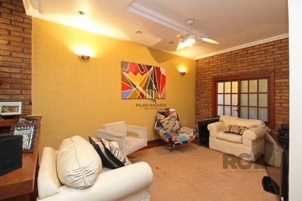 Casa em Porto Alegre, no bairro Guarujá, com 3 dormitório(s), e 3 banheiros, à v