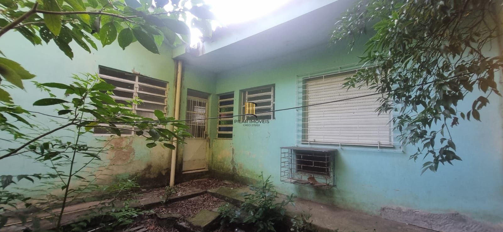 Ótimo terreno com casa em localização privilegiada no bairro.