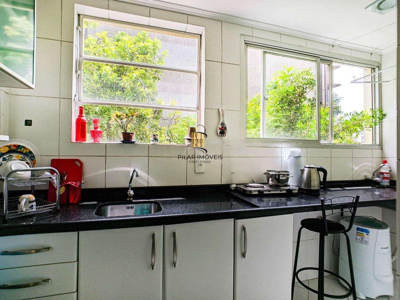 Apartamento à venda no bairro Menino Deus. Localizado em frente ao Parque Marinha do Brasil. O imóvel conta com 2 dormitórios e 1 vaga coberta.