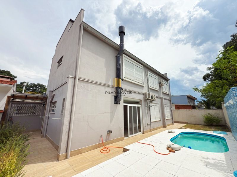 Linda Residência em Condomínio Fechado no Bairro Pedra Redonda.