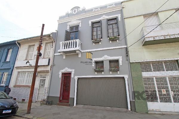 Casa em Porto Alegre, no bairro Floresta, com 3 dormitório(s), e 3 banheiros, à