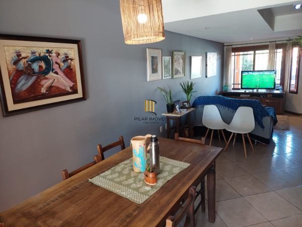 Sobrado em Porto Alegre, no bairro Espírito Santo, com 3 dormitório(s), e 3 banh