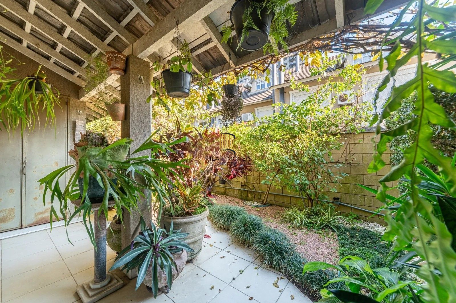 Belíssima casa em condomínio com 218,3m² com 4 dorm., 2 suítes e 2 vagas. Situada no charmoso Residencial Terra Mater.