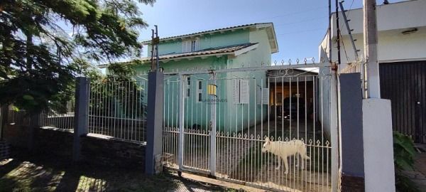 Casa em Porto Alegre, no bairro Guarujá, com 3 dormitório(s), e 3 banheiros, à v