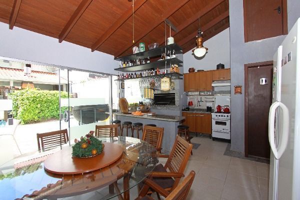 Sobrado para Venda - 208m², 3 dormitórios, sendo 1 suites, 4 vagas - Nonoai