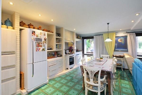 Casa Condominio em Porto Alegre, no bairro Cavalhada, com 4 dormitório(s), e 4 b