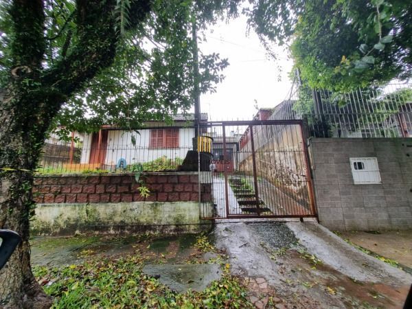 Casa em Porto Alegre, no bairro Tristeza, com 3 dormitório(s), e 3 banheiros, à  - Pilar Imóveis