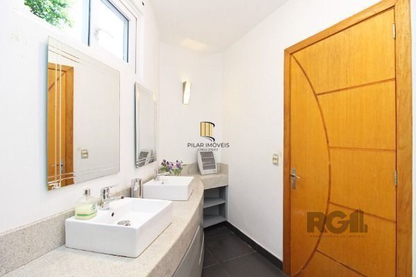 Casa em Porto Alegre, no bairro Tristeza, com 3 dormitório(s), e 3 banheiros, à 