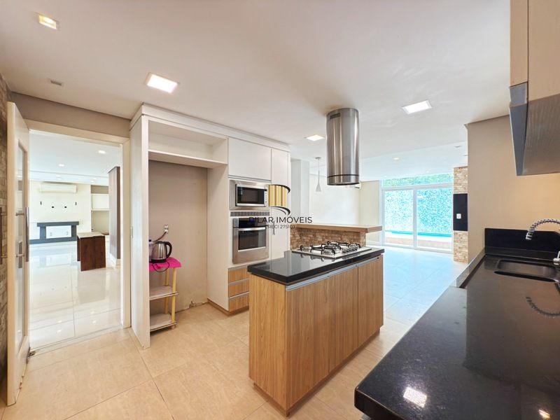 Linda Residência em Condomínio Fechado no Bairro Pedra Redonda.