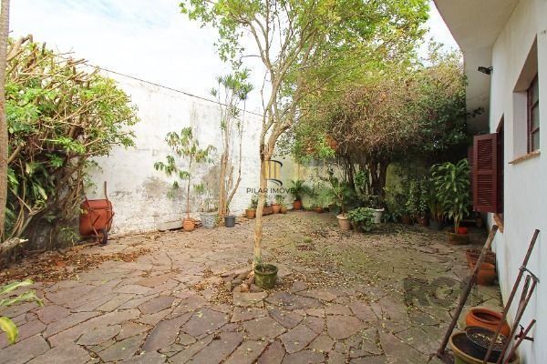 Casa em Porto Alegre, no bairro Guarujá, com 3 dormitório(s), à venda.