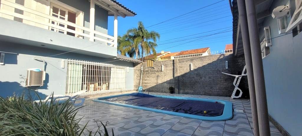 Excelente Casa de Esquina no Residencial Bahamas – Ipanema, com 351m² privativos, 4 dormitórios e duas vagas de garagem.