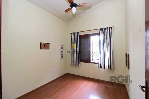 Casa em Porto Alegre, no bairro Guarujá, com 3 dormitório(s), à venda.