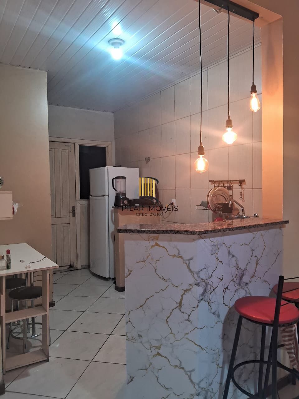 Casa com 2 dormitórios com pátio e edícula.