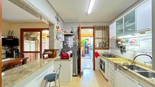 Casa em Porto Alegre, no bairro Ipanema, com 3 dormitório(s), e 3 banheiros, à v