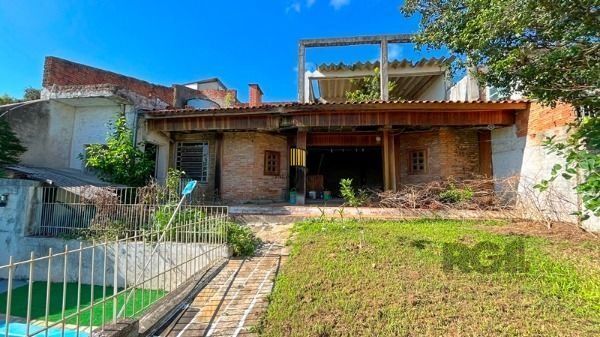 Casa em Porto Alegre, no bairro Tristeza, com 4 dormitório(s), à venda.