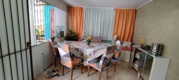 Casa em Porto Alegre, no bairro Tristeza, com 3 dormitório(s), e 3 banheiros, à 