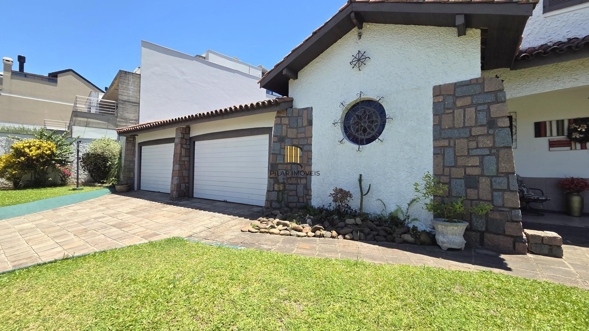 Belíssima casa de esquina, em estilo colonial com 277m2 de área privativa, terreno com 1014m2, 4 dormitórios e 3 suítes.