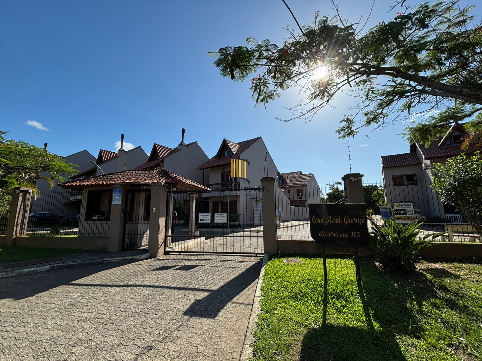 Resodência com 4 dormitórios em condomínio com Energia Solar Privativa.