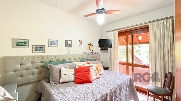 Casa em Porto Alegre, no bairro Guarujá, com 3 dormitório(s), e 3 banheiros, à v