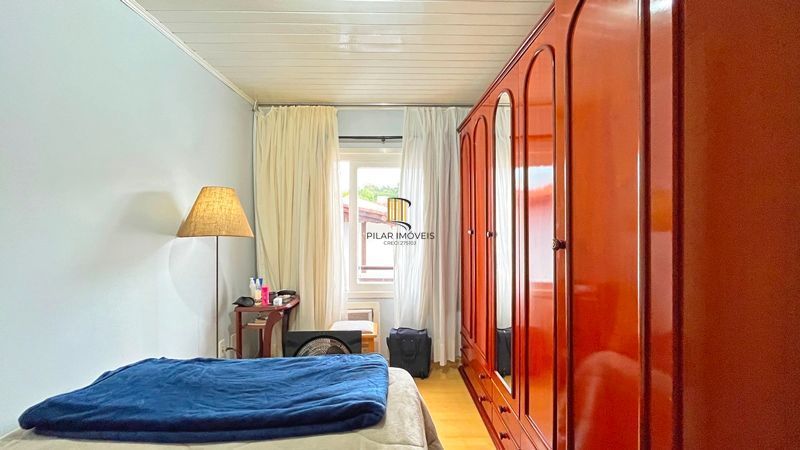 Casa de esquina com 285m², 3 dormitórios, sendo 1 suites, 4 vagas - amplo pátio 