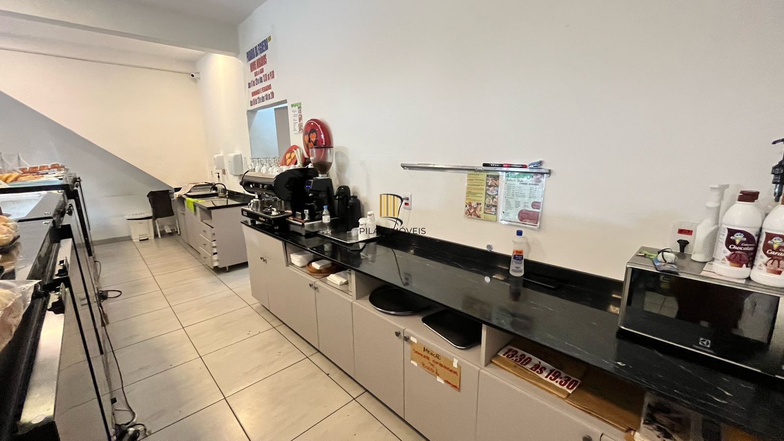 Vendo prédio comercial com 01 loja e 02 apartamentos. Excelente para investiment