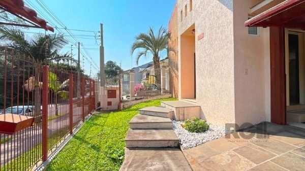 Casa em Porto Alegre, no bairro Nonoai, com 4 dormitório(s), à venda.