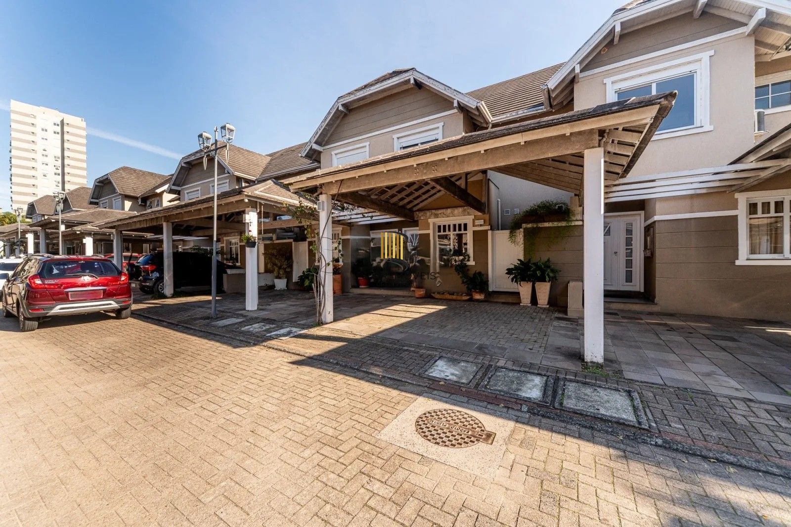 Belíssima casa em condomínio com 218,3m² com 4 dorm., 2 suítes e 2 vagas. Situada no charmoso Residencial Terra Mater.