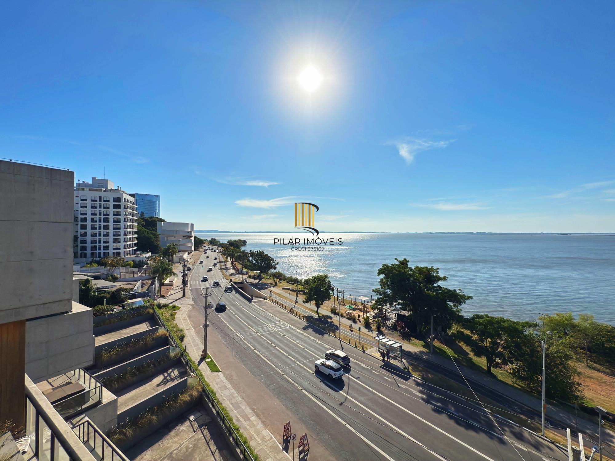 Belíssimo apartamento com 230,6m2, 3 suítes e 4 vagas de garagem. Projeto diferenciado e vista deslumbrante para o pôr do sol do Guaíba.