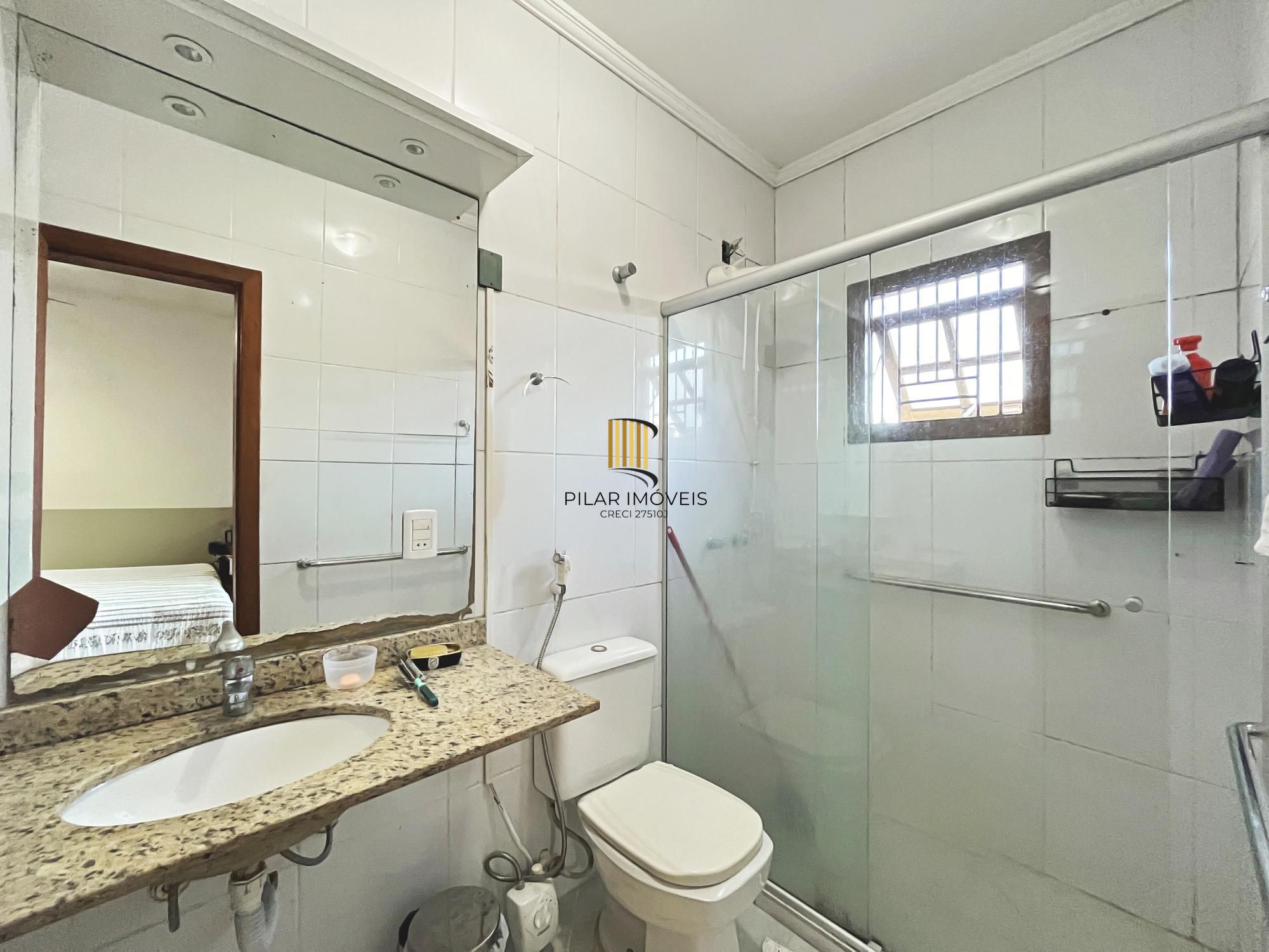 Residência com 4 dormitórios sendo 1 suites no Bairro Guarujá.