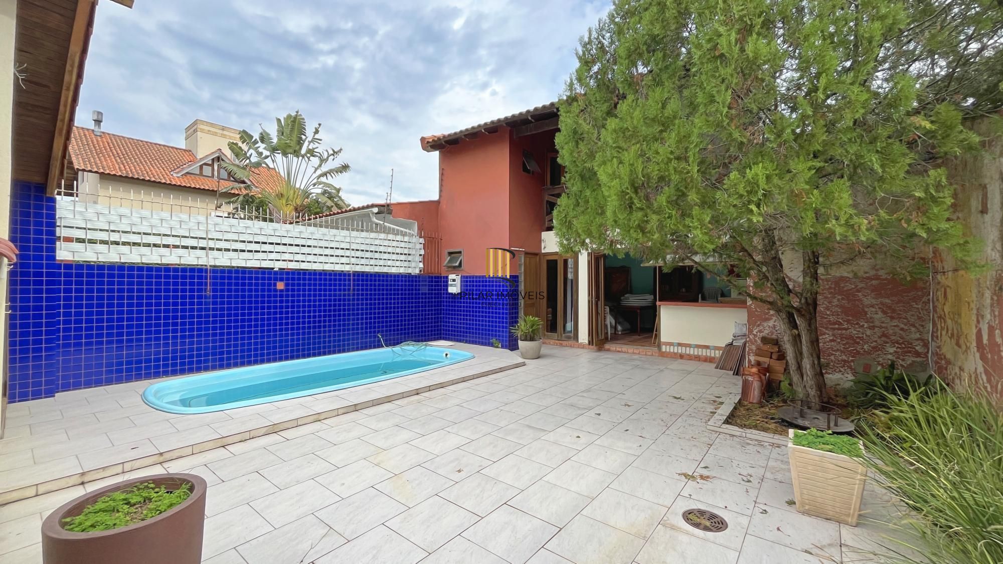 Casa 3D com 2 suítes e piscina.