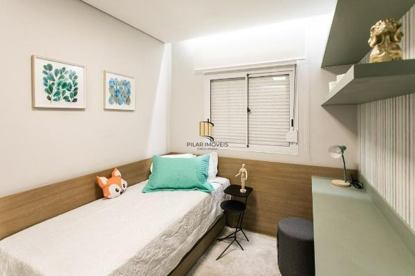 Apartamento em Porto Alegre, no bairro Guarujá, com 2 dormitório(s), e 2 banheir