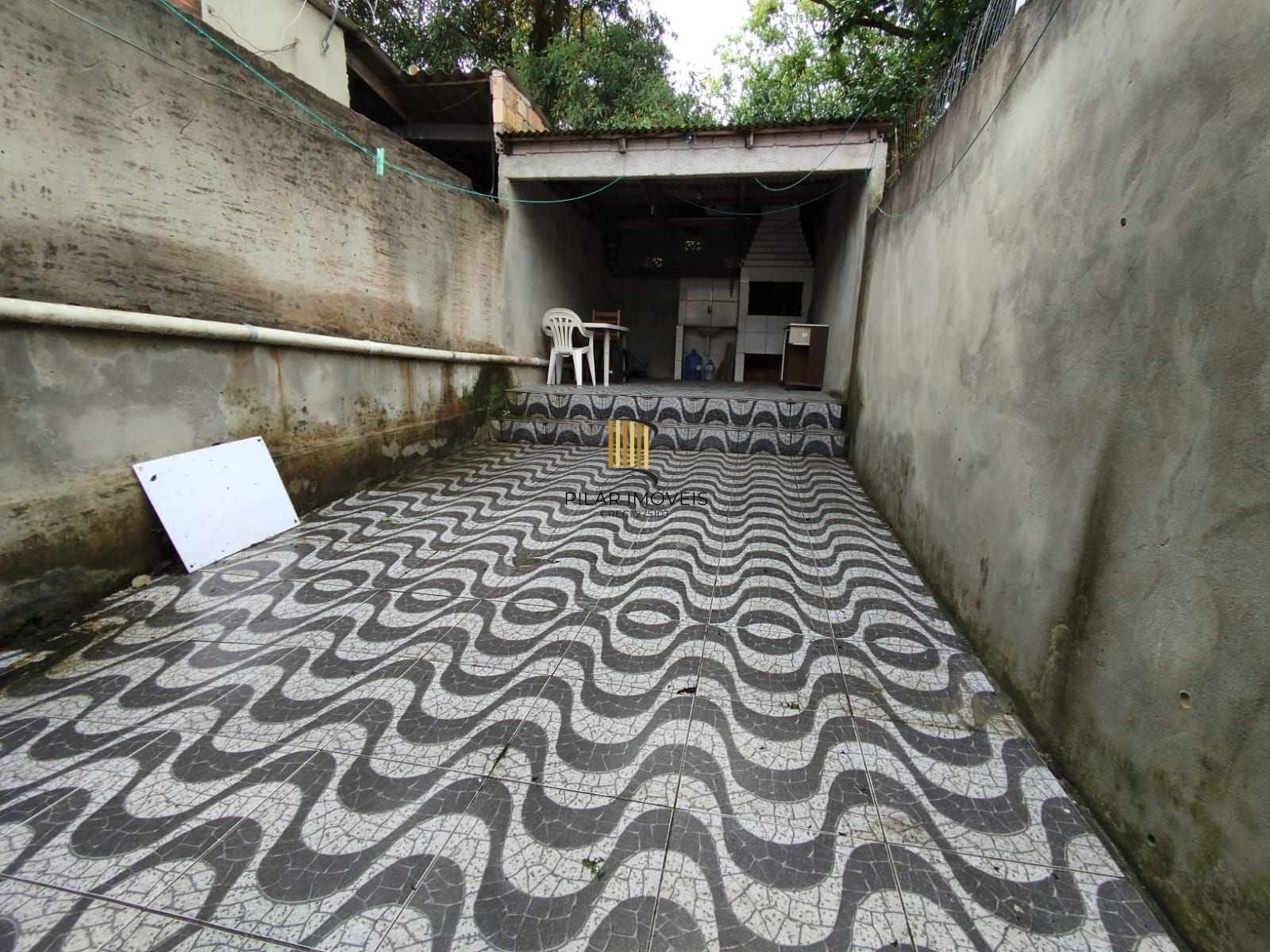 Casa 2 dorm, sala, cozinha, banheiro e área gourmet. Aceita carro no negócio. Nã