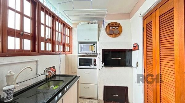 Casa em Porto Alegre, no bairro Guarujá, com 3 dormitório(s), e 3 banheiros, à v