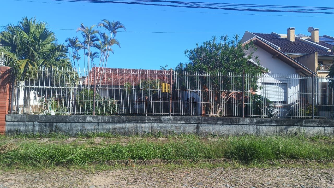 Residência com 3 dormitórios e ótimo pátio.