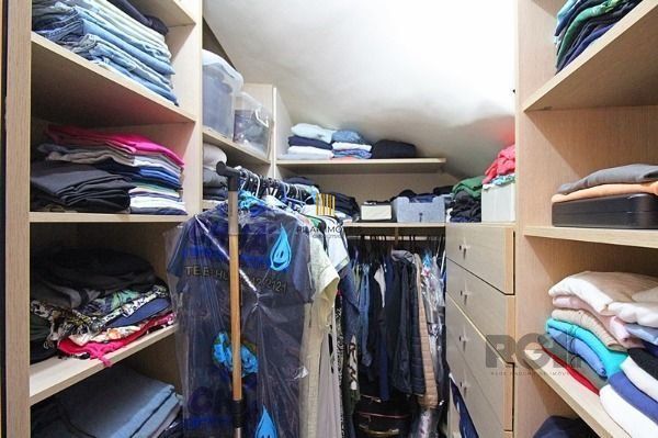 Casa em Porto Alegre, no bairro Ipanema, com 3 dormitório(s), e 3 banheiros, à v