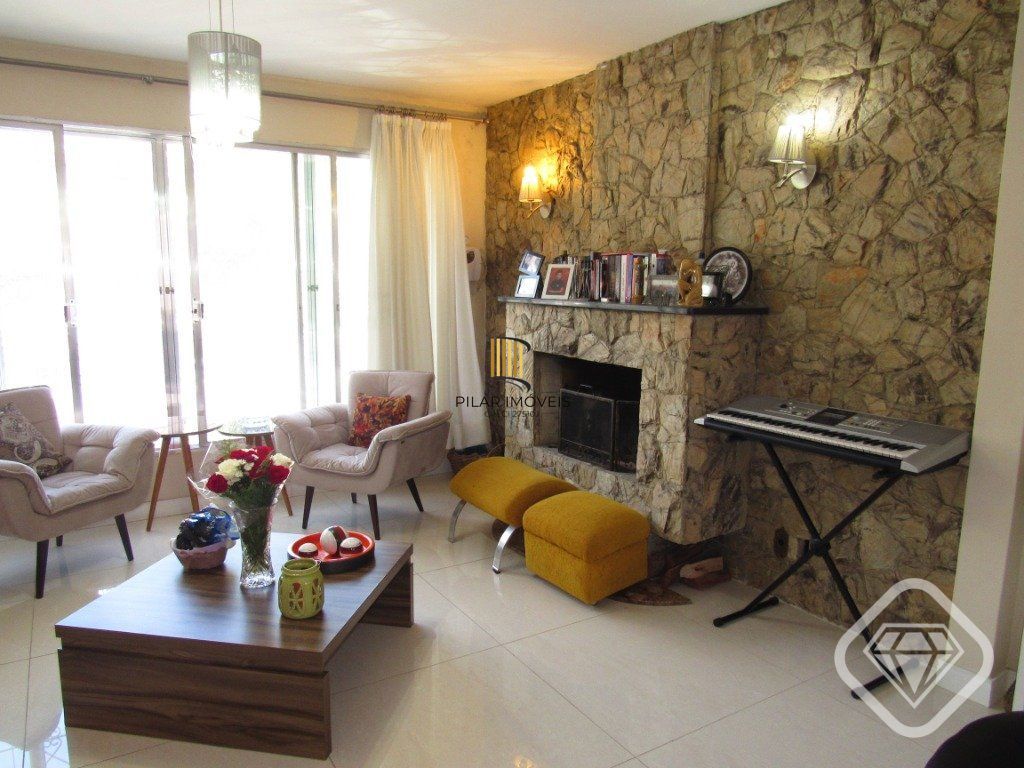 Ótima residência com 4 dormitórios, lareira e piscina no coração do bairro Tristeza.