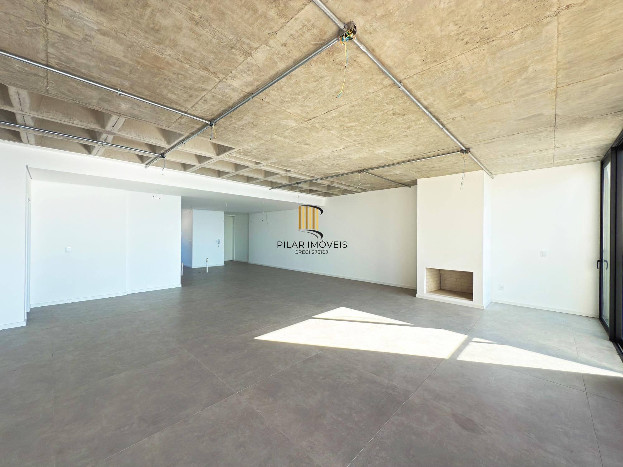 Belíssimo apartamento com 230,6m2, 3 suítes e 4 vagas de garagem. Projeto diferenciado e vista deslumbrante para o pôr do sol do Guaíba.