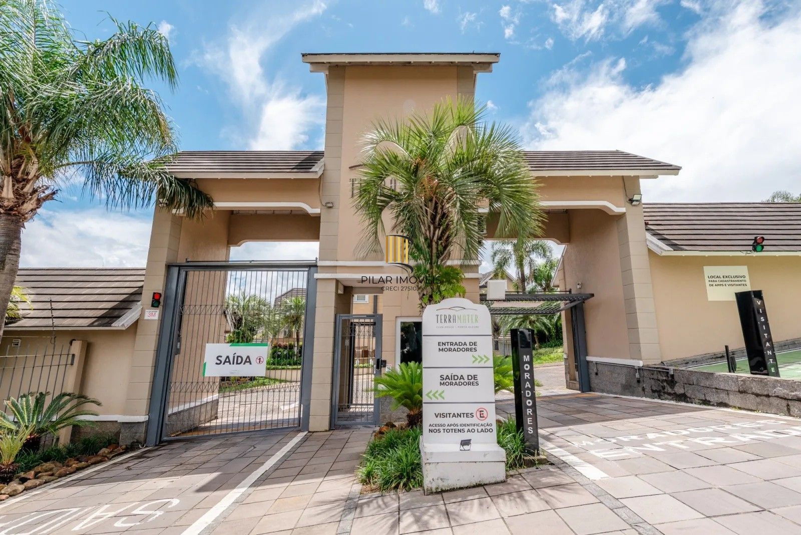 Belíssima casa em condomínio com 218,3m² com 4 dorm., 2 suítes e 2 vagas. Situada no charmoso Residencial Terra Mater.