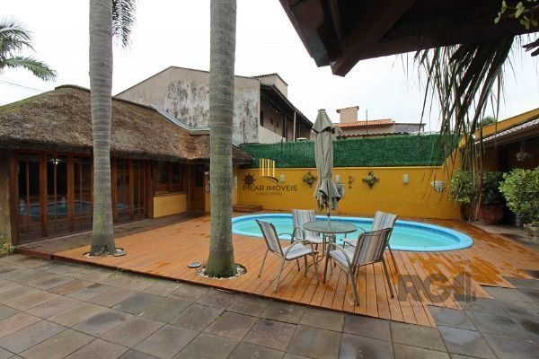 Casa em Porto Alegre, no bairro Guarujá, com 3 dormitório(s), e 3 banheiros, à v