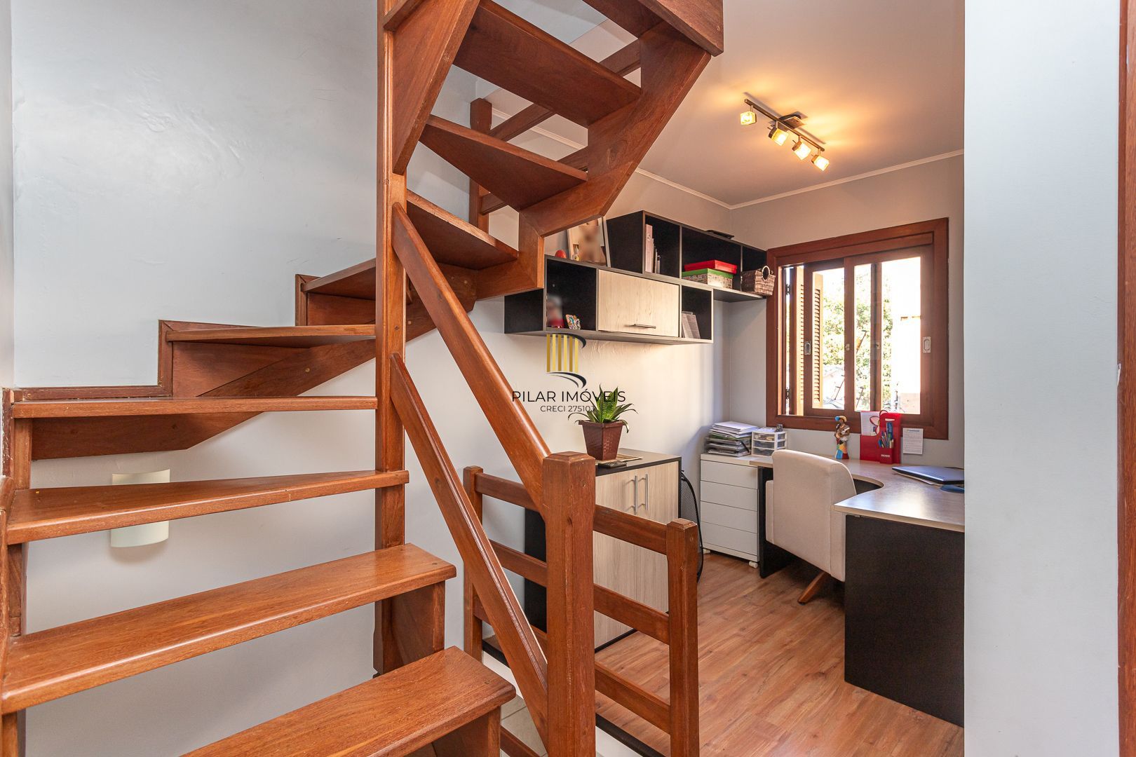 Casa em condomínio à venda com 97m², 2 dormitórios e 2 vagas, no bairro Tristeza em Porto Alegre.