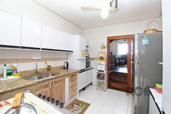 Sobrado em Porto Alegre, no bairro Vila Nova, com 3 dormitório(s), e 3 banheiros