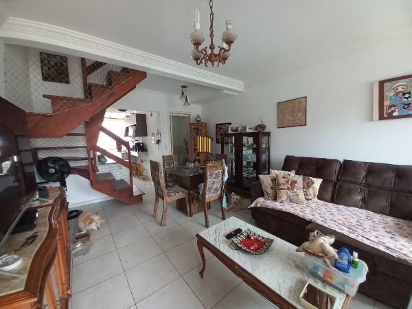 Casa em Porto Alegre, no bairro Guarujá, com 2 dormitório(s), e 2 banheiros, à v