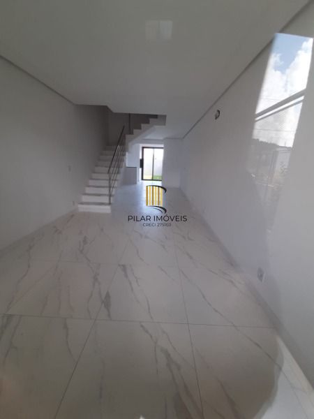 Sobrado em Porto Alegre, no bairro Aberta dos Morros, com 2 dormitório(s), e 2 b