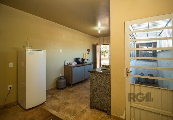 Casa em Porto Alegre, no bairro Vila Nova, com 6 dormitório(s), e 6 banheiros, à