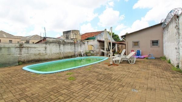 Casa bairro Medianeira, com 3 dormitórios, 2 banheiros, com piscina para venda.