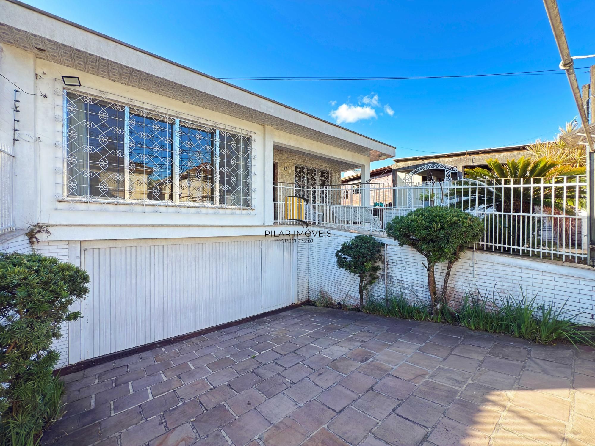 Ótima residência com 4 dormitórios, lareira e piscina no coração do bairro Tristeza.