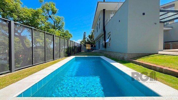 Casa em Porto Alegre, no bairro Jardim Isabel, com 3 dormitório(s), e 3 banheiro