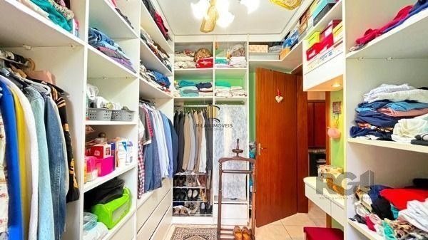 Casa em Porto Alegre, no bairro Guarujá, com 3 dormitório(s), e 3 banheiros, à v