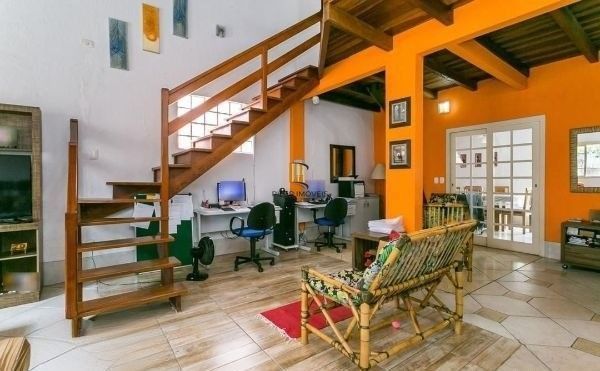 Ótima casa em rua tranquila.