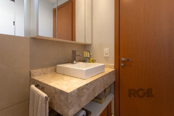 Apartamento em Porto Alegre, no bairro Cavalhada, com 3 dormitório(s), e 3 banhe